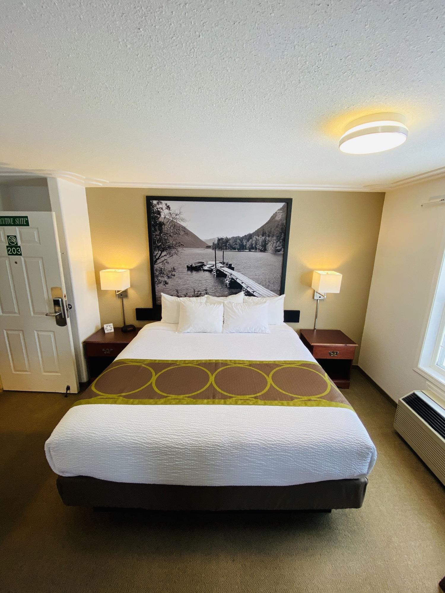 Super 8 By Wyndham 100 Mile House Otel Dış mekan fotoğraf