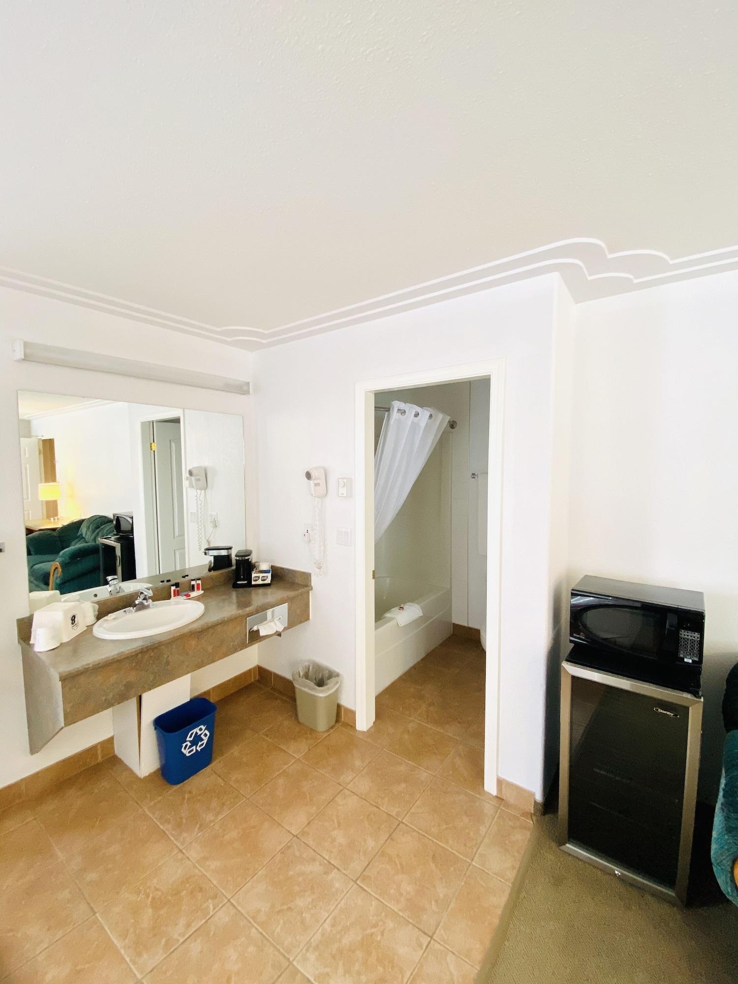 Super 8 By Wyndham 100 Mile House Otel Dış mekan fotoğraf