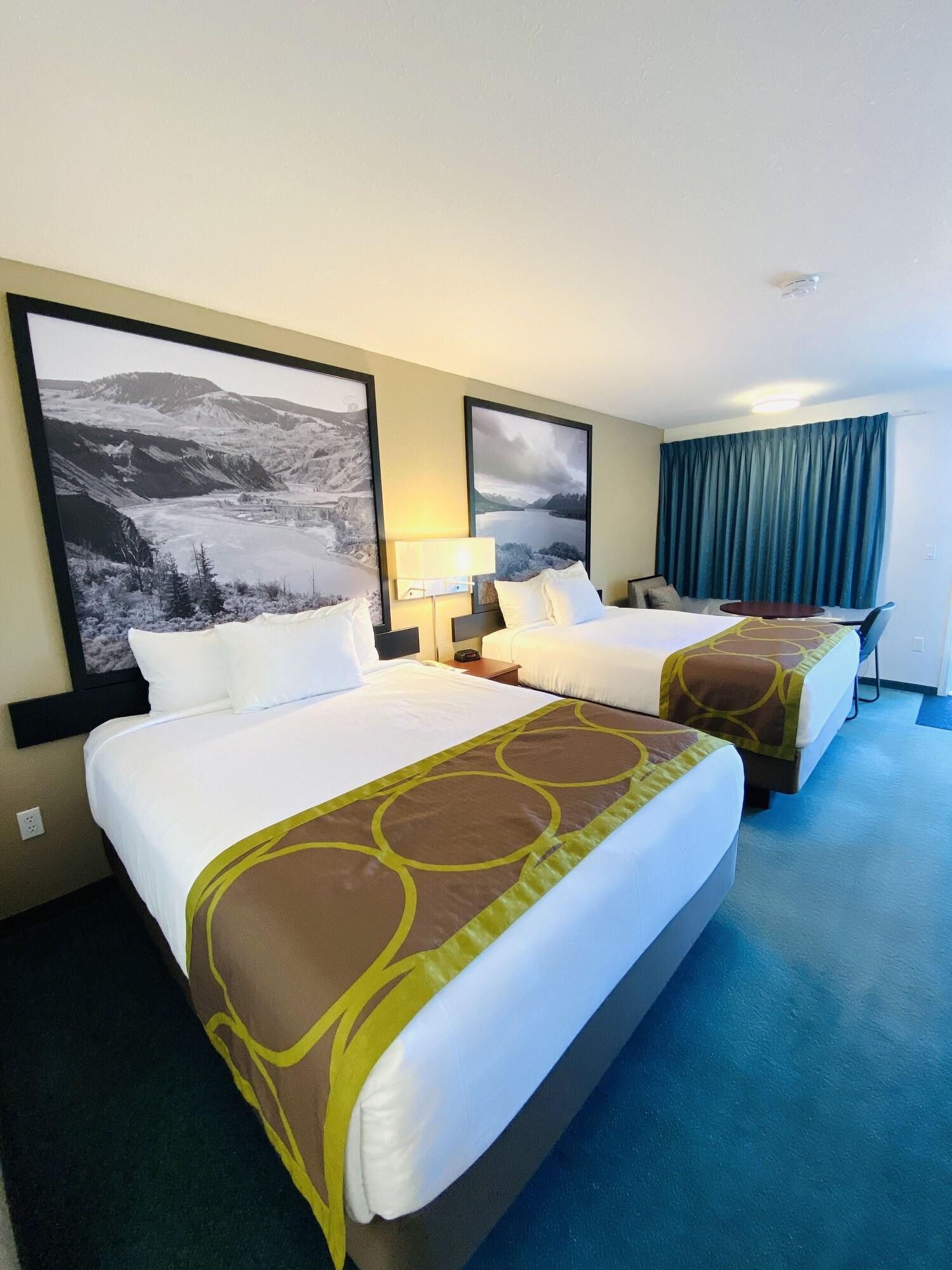 Super 8 By Wyndham 100 Mile House Otel Dış mekan fotoğraf