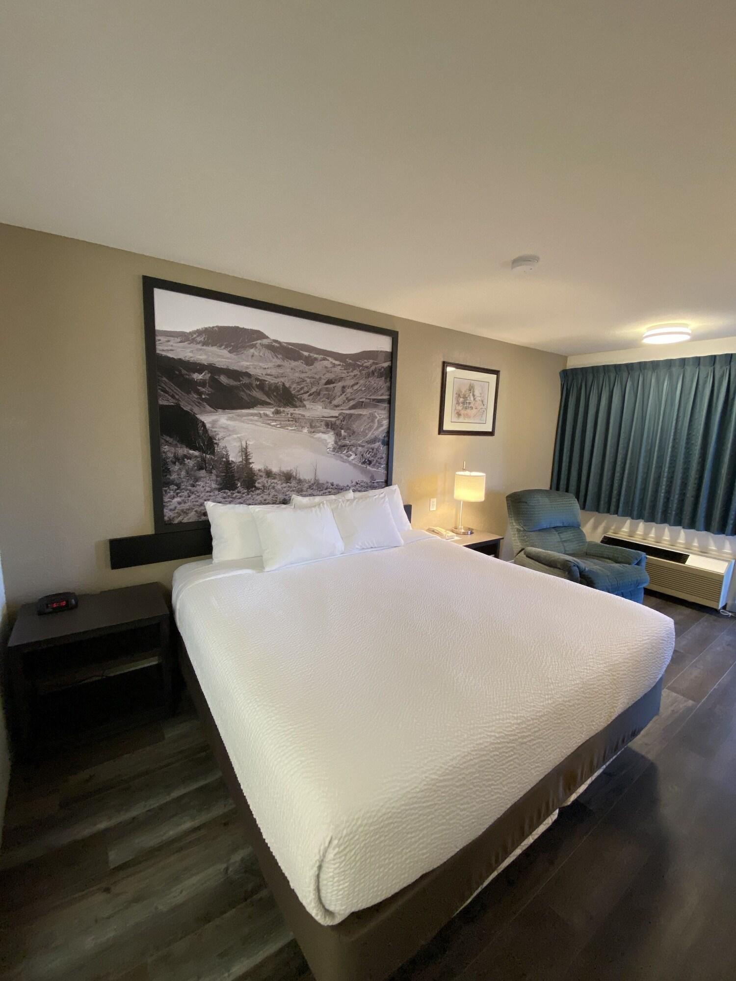 Super 8 By Wyndham 100 Mile House Otel Dış mekan fotoğraf