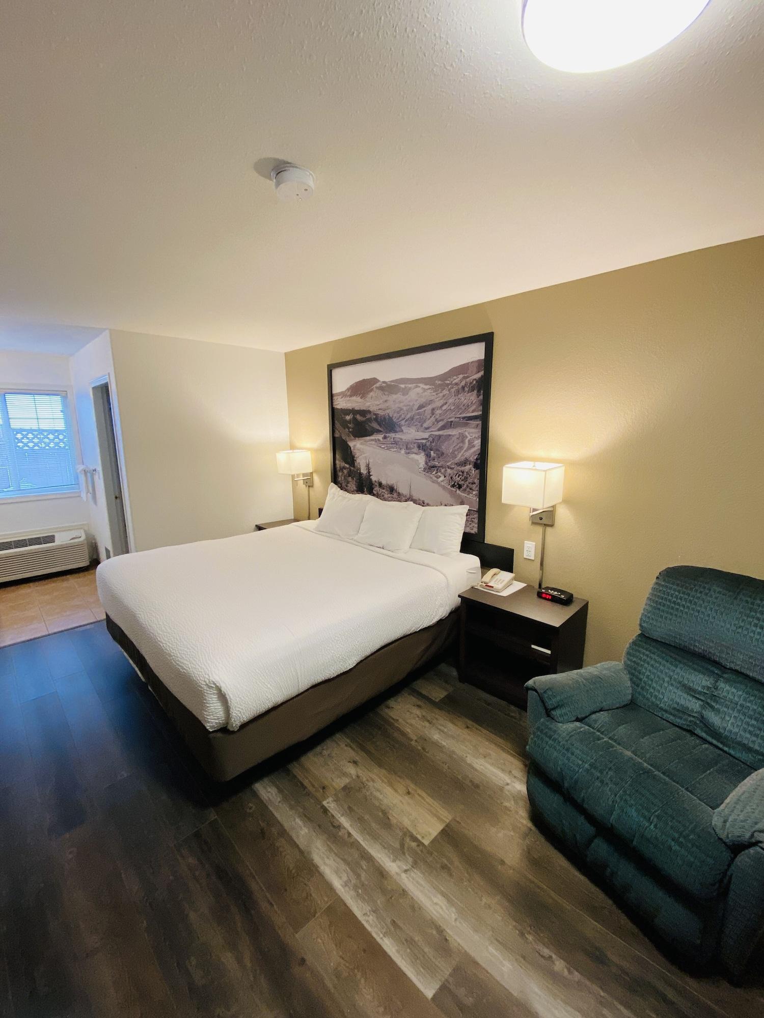 Super 8 By Wyndham 100 Mile House Otel Dış mekan fotoğraf