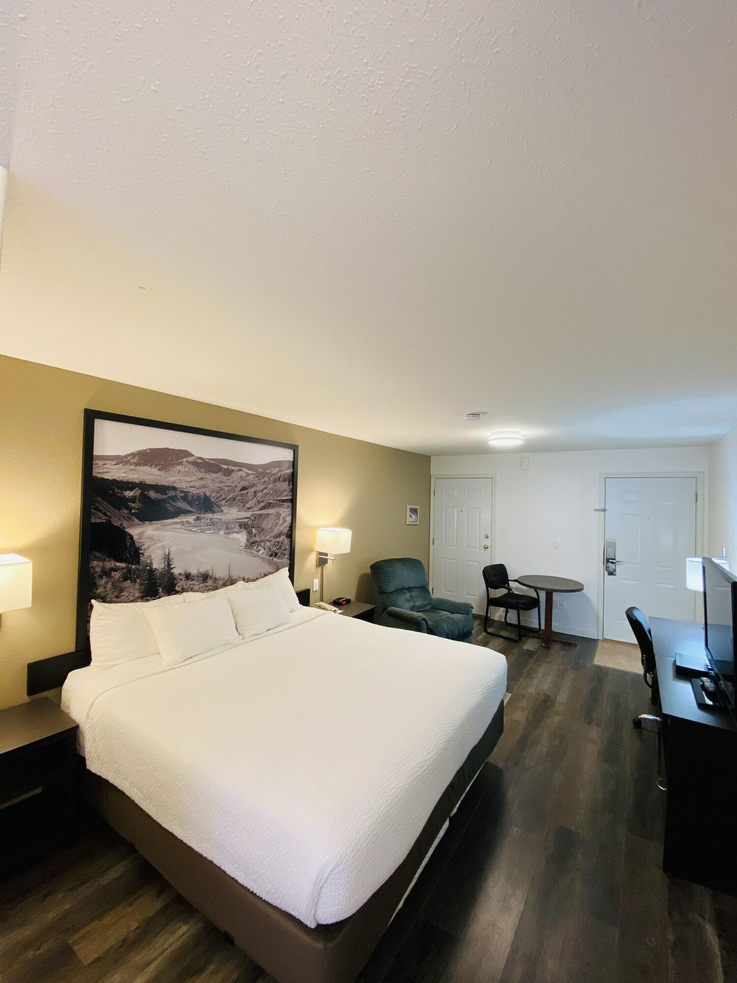 Super 8 By Wyndham 100 Mile House Otel Dış mekan fotoğraf