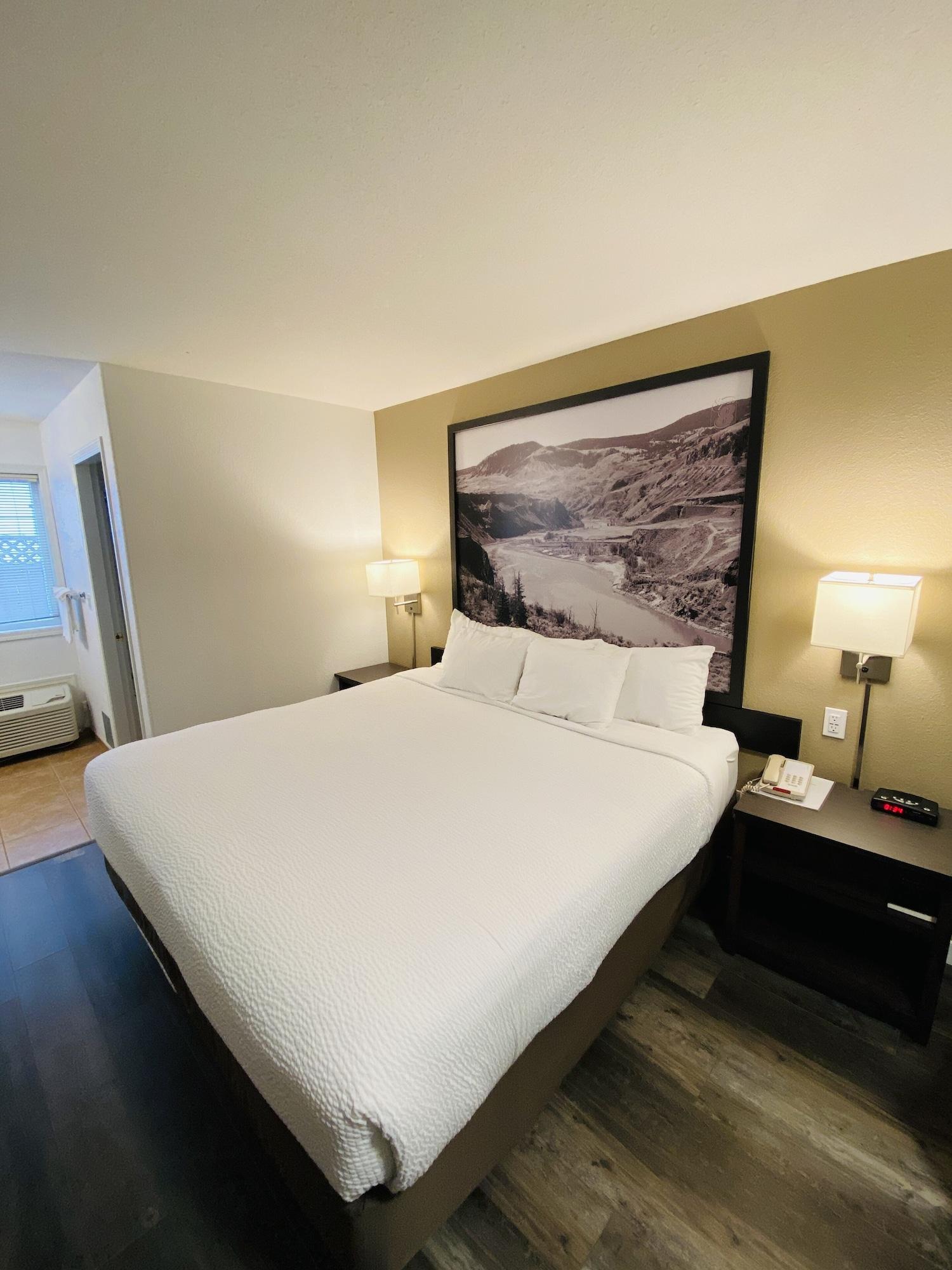 Super 8 By Wyndham 100 Mile House Otel Dış mekan fotoğraf