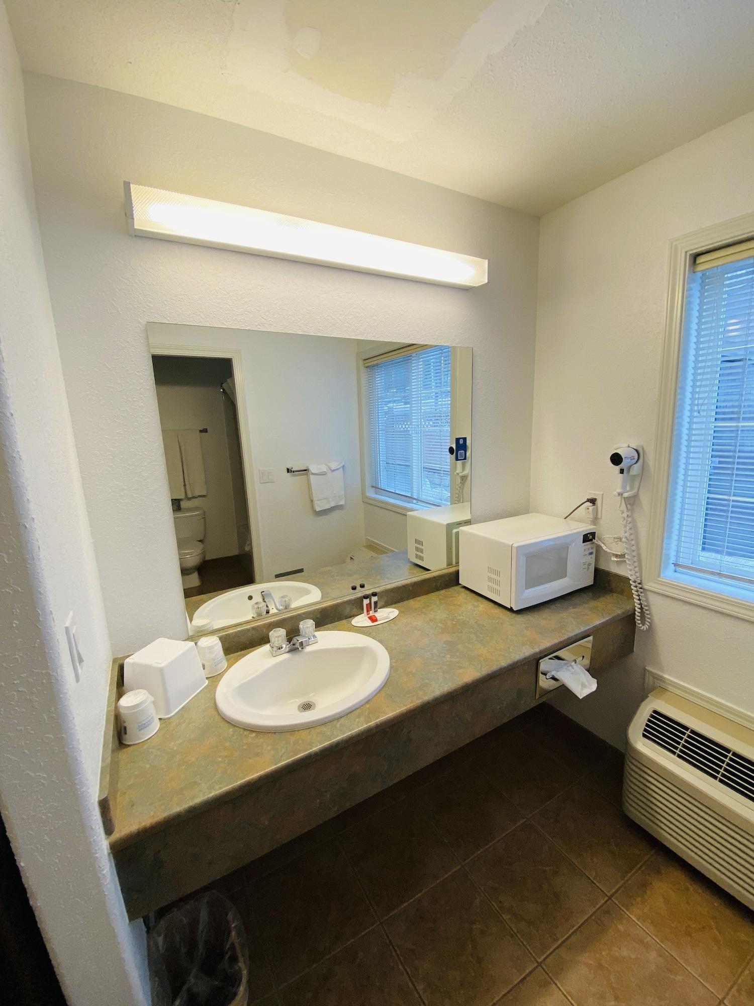 Super 8 By Wyndham 100 Mile House Otel Dış mekan fotoğraf