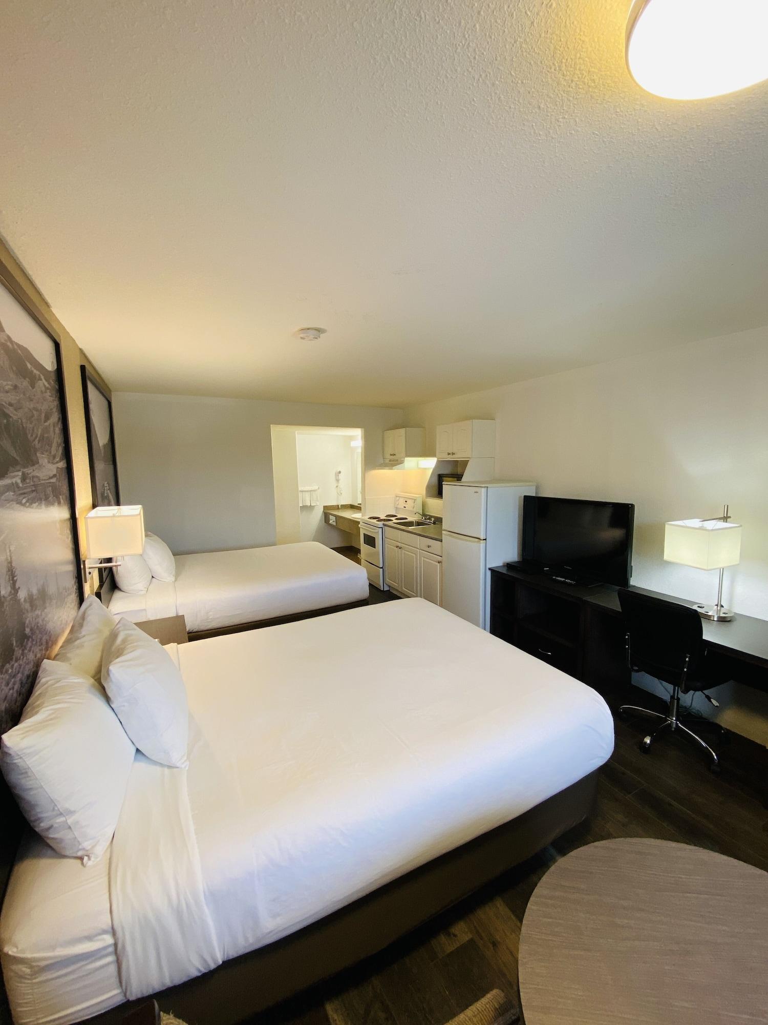 Super 8 By Wyndham 100 Mile House Otel Dış mekan fotoğraf