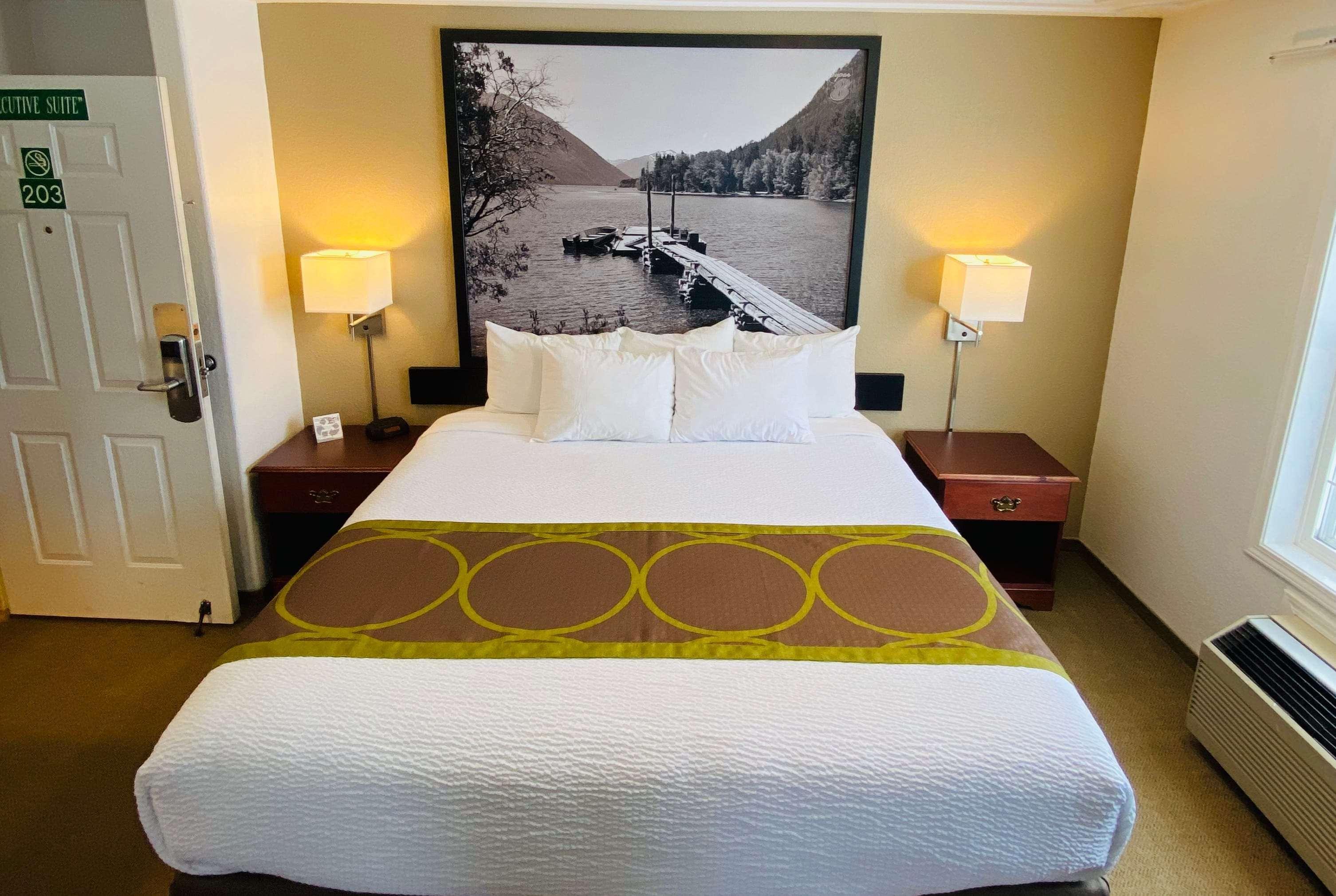 Super 8 By Wyndham 100 Mile House Otel Dış mekan fotoğraf