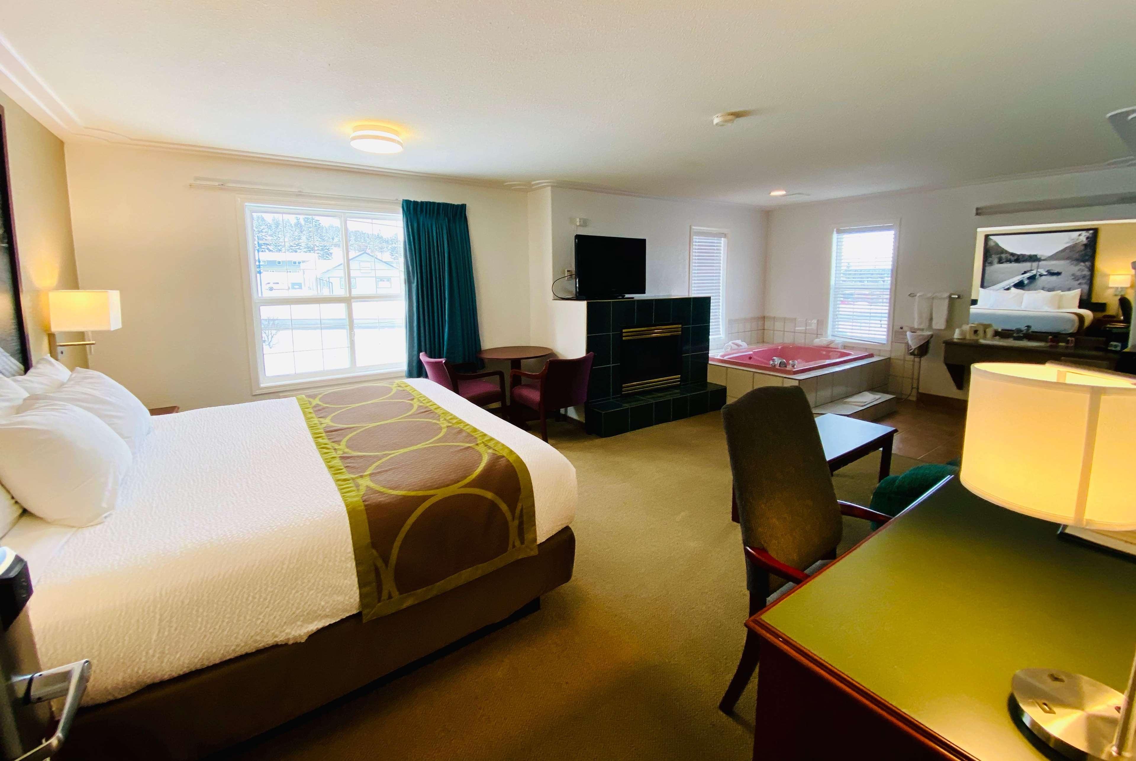 Super 8 By Wyndham 100 Mile House Otel Dış mekan fotoğraf