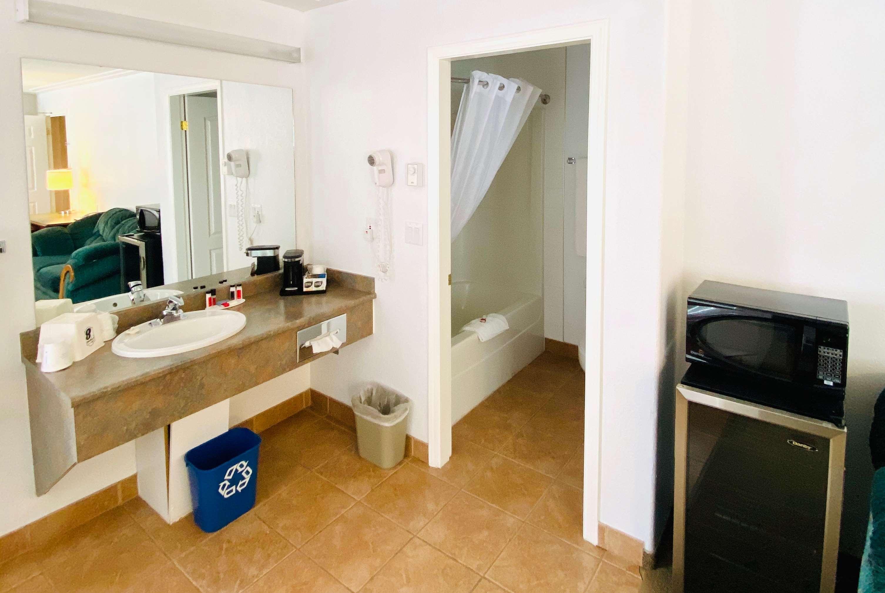 Super 8 By Wyndham 100 Mile House Otel Dış mekan fotoğraf
