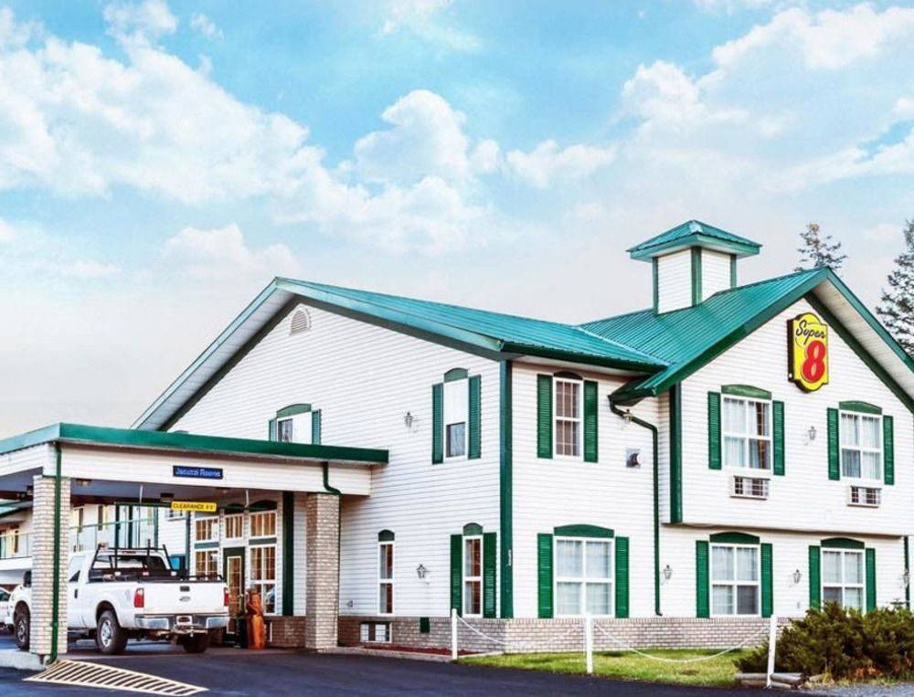 Super 8 By Wyndham 100 Mile House Otel Dış mekan fotoğraf