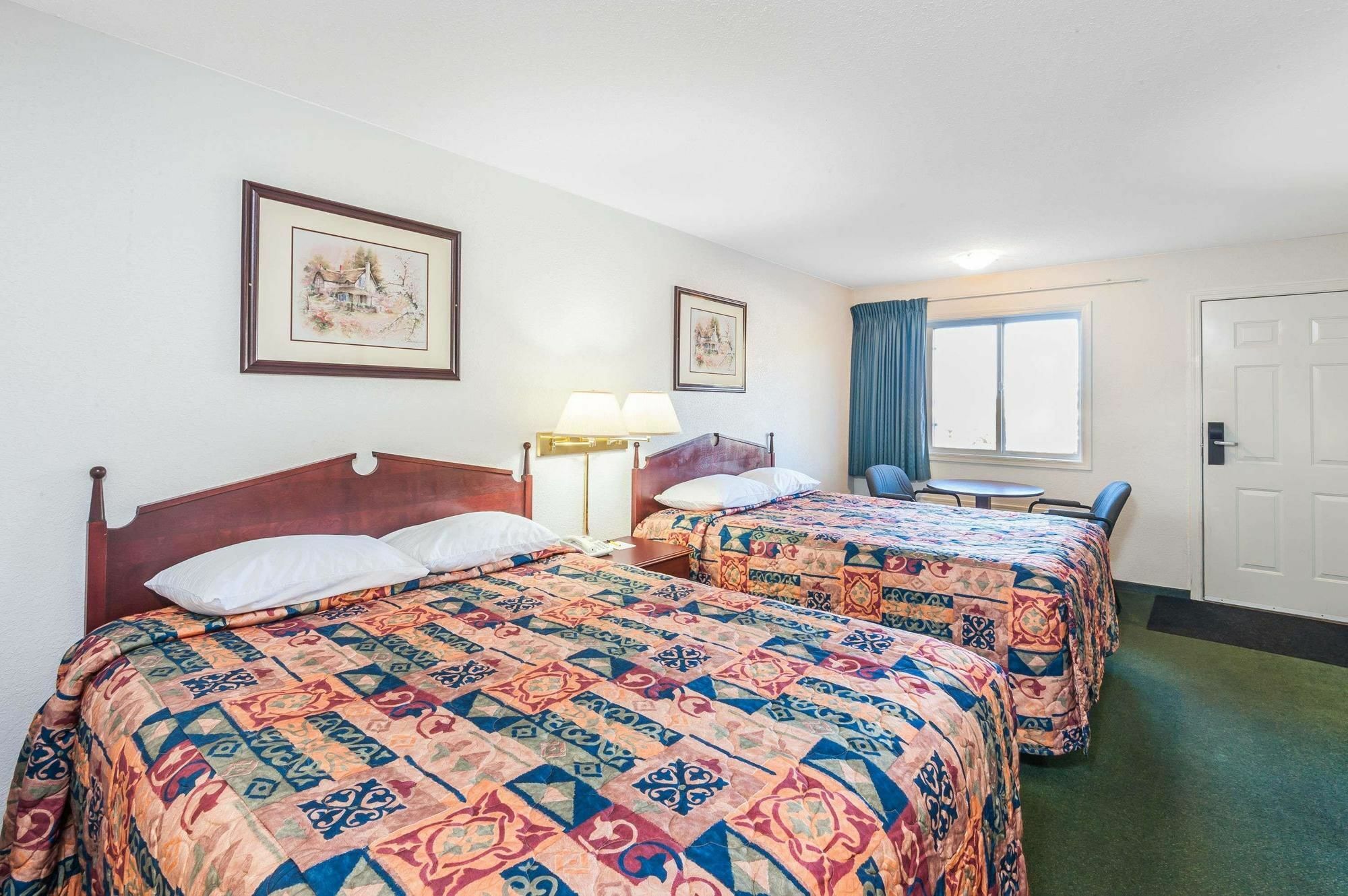 Super 8 By Wyndham 100 Mile House Otel Dış mekan fotoğraf