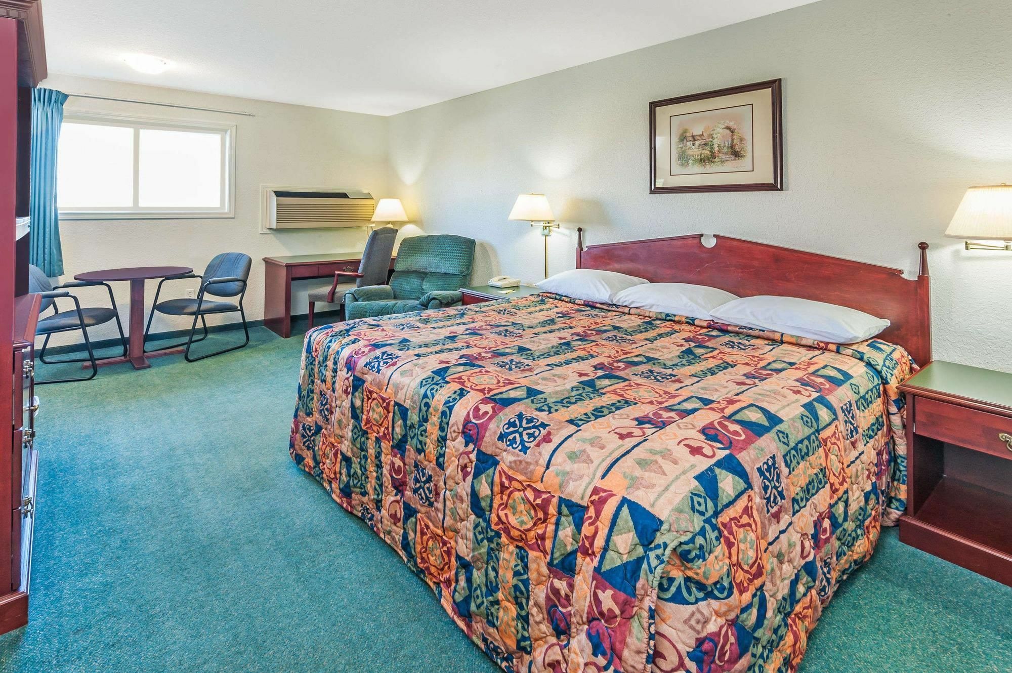 Super 8 By Wyndham 100 Mile House Otel Dış mekan fotoğraf