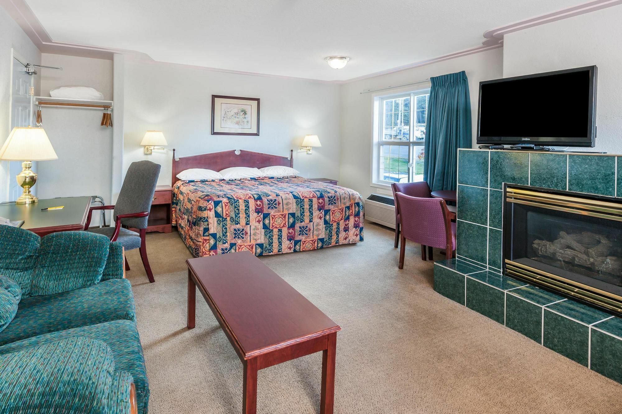 Super 8 By Wyndham 100 Mile House Otel Dış mekan fotoğraf