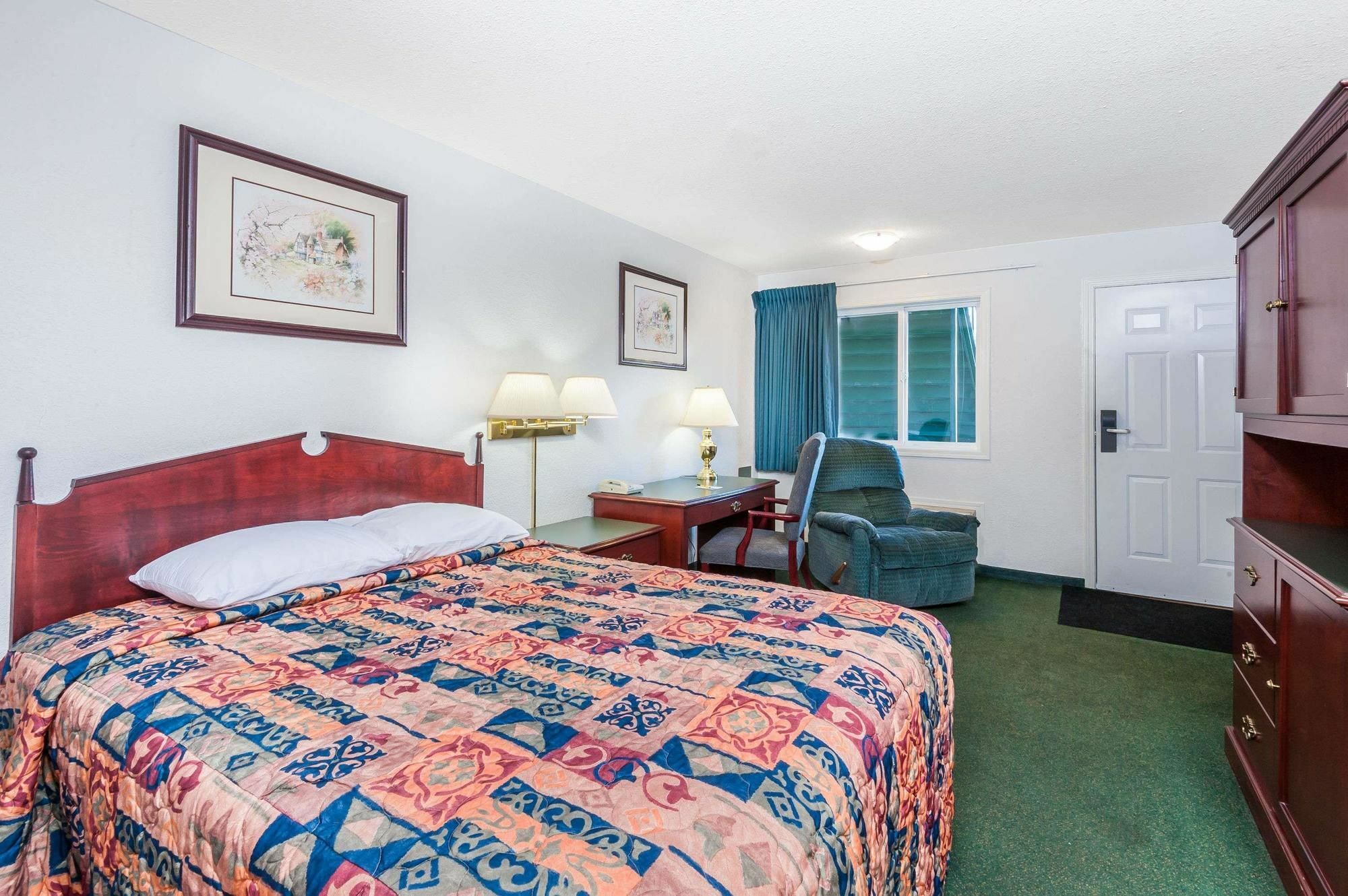 Super 8 By Wyndham 100 Mile House Otel Dış mekan fotoğraf
