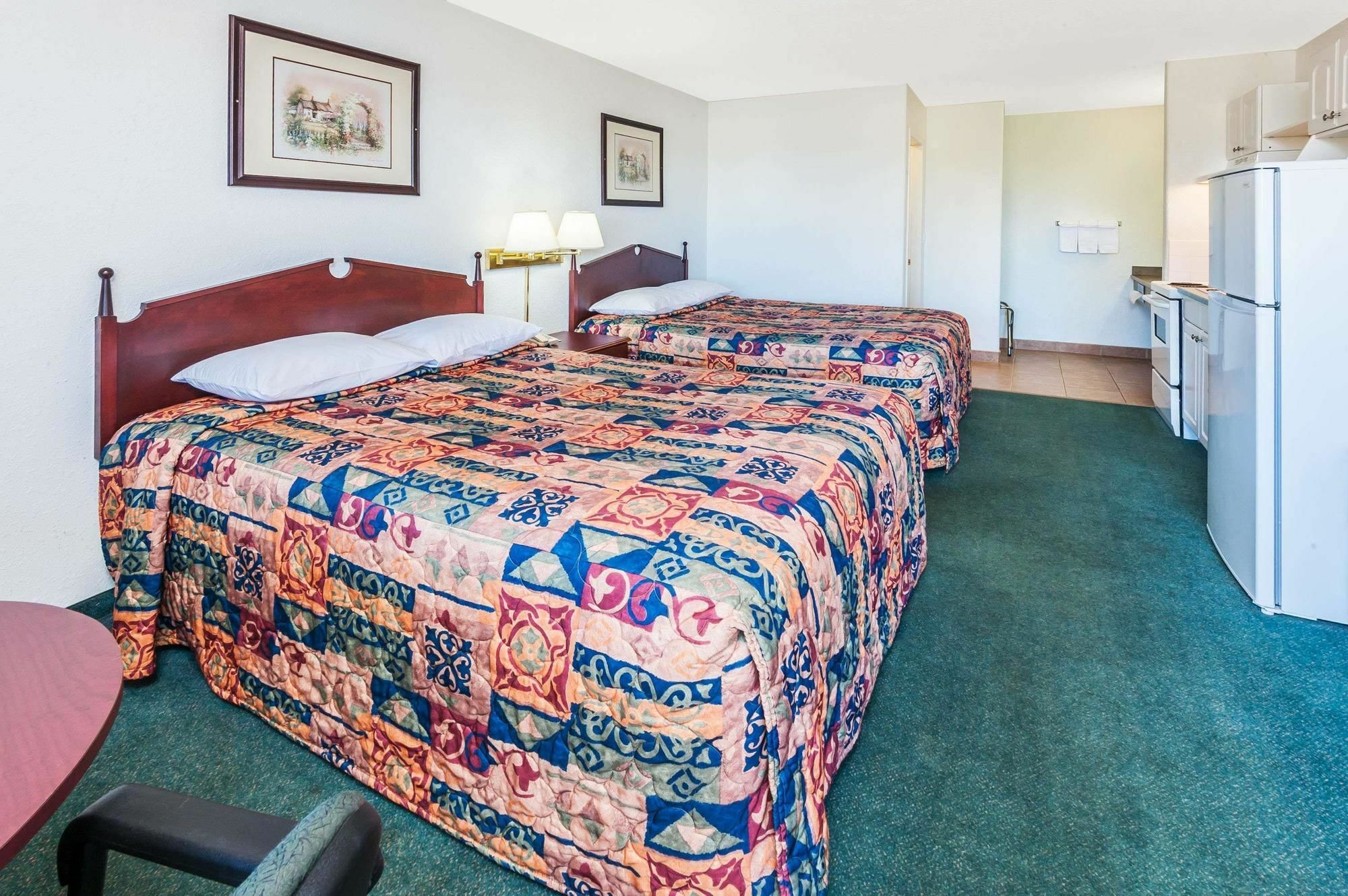 Super 8 By Wyndham 100 Mile House Otel Dış mekan fotoğraf